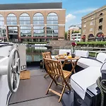 Delightful House Boat On St Katharine Dock