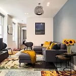 Mirabilis Apartments, Wells Court