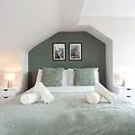 Luxury Chiswick 2 Bed Victorian Flat