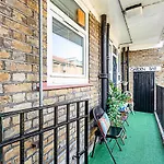 Chic High Spec Apartment Near Central London