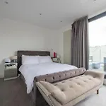 Modern Large 2 Bed Near Station