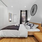 3 Bedroom Flat In Haymarket London Sleeps 14 Hy1