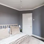 Central 4 Bdr Home - 4 Mins Walk To Station, Private Garden Explore London This Christmas