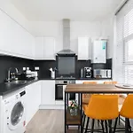 Stylish Apartment In Queens Park