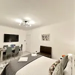 Hyde Park Comfortable Family Apartment