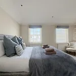Stylish 3-Bedroom Terrace House Near Earls Court