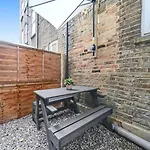 Ground Floor Apartment Sleeps 4, London Zone 2 Close To Central Victoria Line
