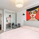 Modern Central 1 Bed Wimbledon Pad