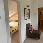 Modern & Cosy 1 Bed Flat In The Heart Of Wimbledon With Parking