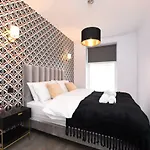 Stylish!! Spacious 2 & 3 Deluxe Apartments Near Victoria Station