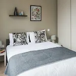 Mirabilis Apartments, Wells Court