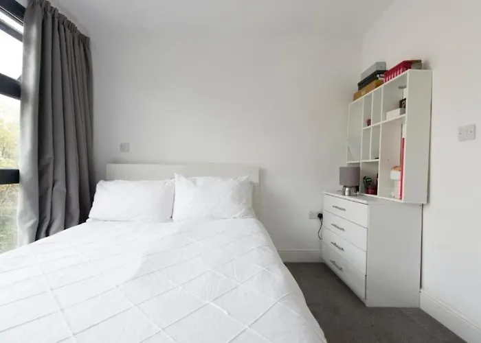 Modern Large 2 Bed Near Station