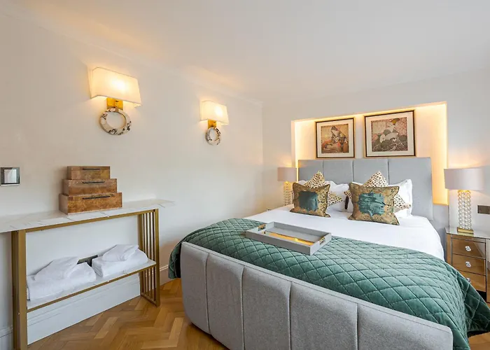 2Br Flat With Private Balcony View Overlooking Harrods