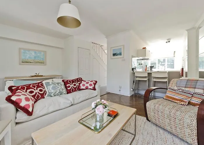 Leafy Earls Court 3 Bed Flat