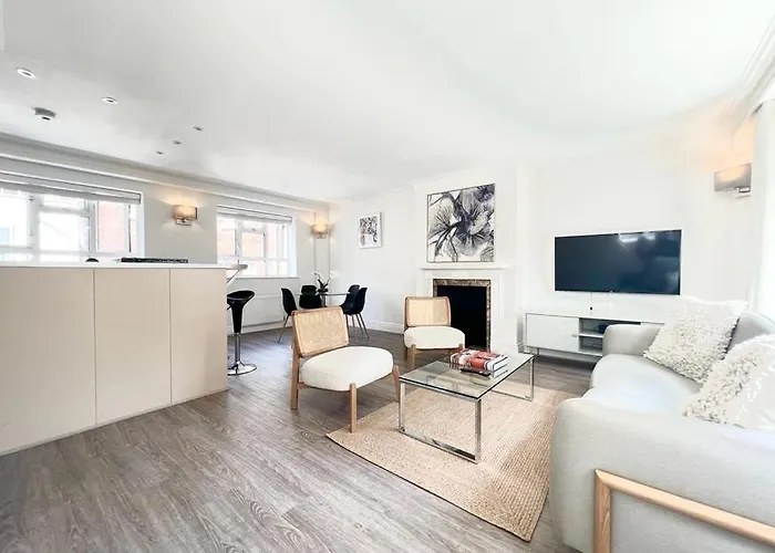 Split Level 2 Bed Apartment- Mayfair