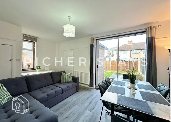 Wembley Large 4-Bedroom House, Driveway And Garden