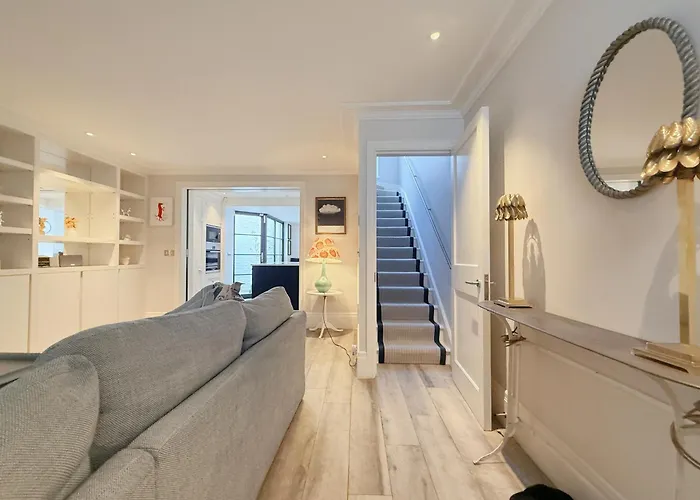 Stylish 3-Bedroom Terrace House Near Earls Court