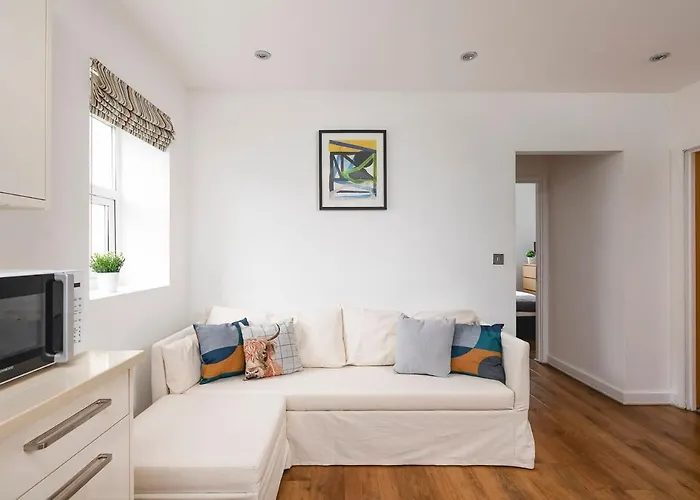 2Bed Charming Apartment Near Notting Hill & London
