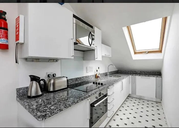 Modern & Cosy 1 Bed Flat In The Heart Of Wimbledon With Parking