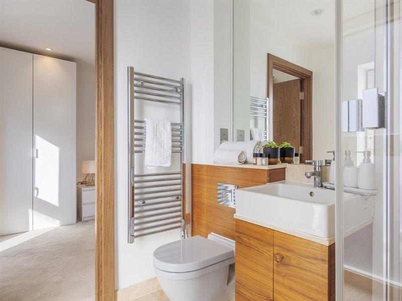 Modern Close To Colombia Road Market *