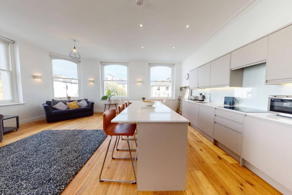Superb 2 Bed Flat Camden 5 Min Walktube Station Leilighet London