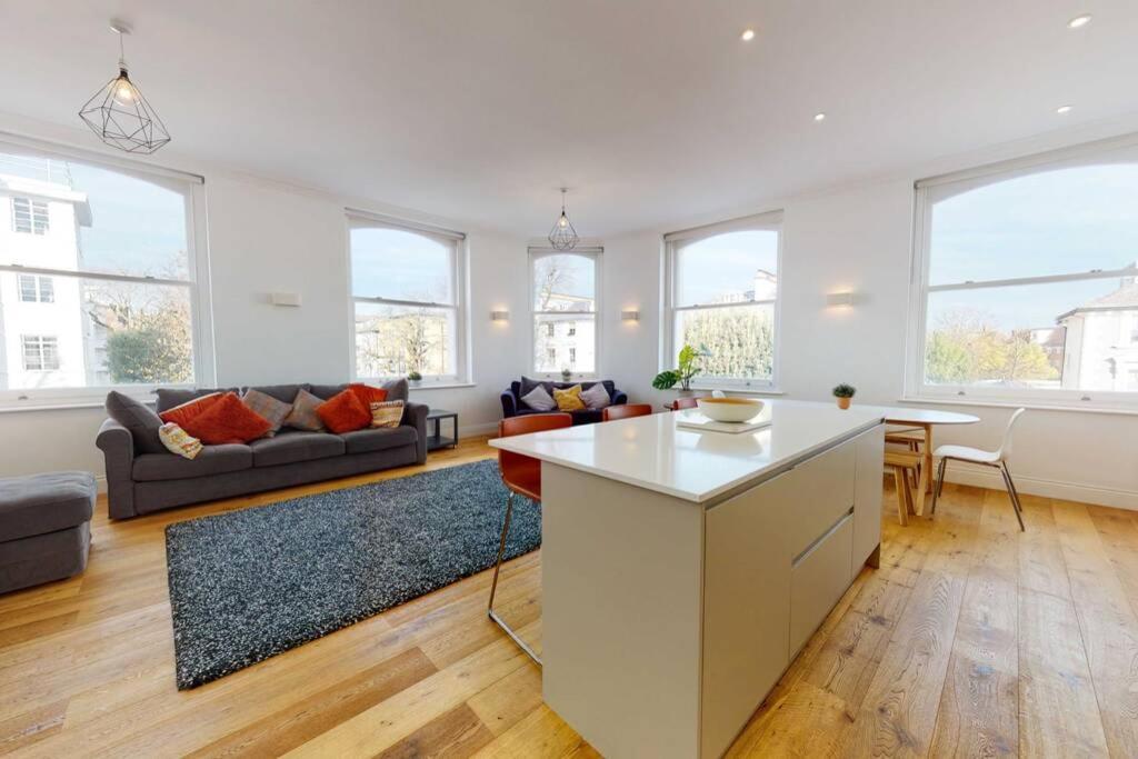 Superb 2 Bed Flat Camden 5 Min Walktube Station Leilighet London