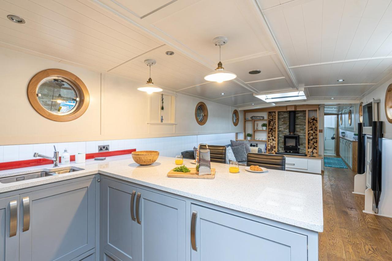 Delightful House Boat On St Katharine Dock Botel London
