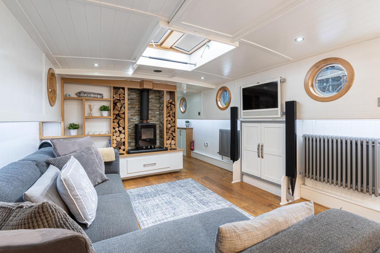Delightful House Boat On St Katharine Dock Botel London