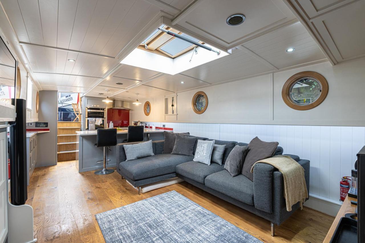Delightful House Boat On St Katharine Dock * London