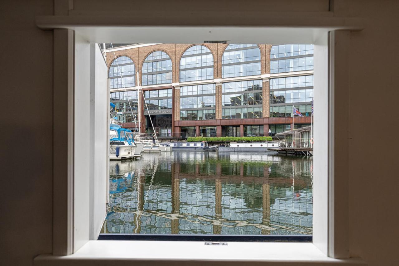 Delightful House Boat On St Katharine Dock * London