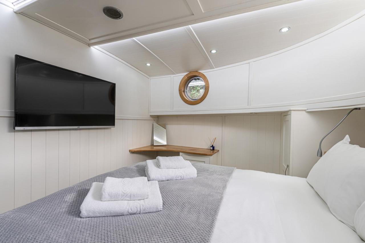 Delightful House Boat On St Katharine Dock London