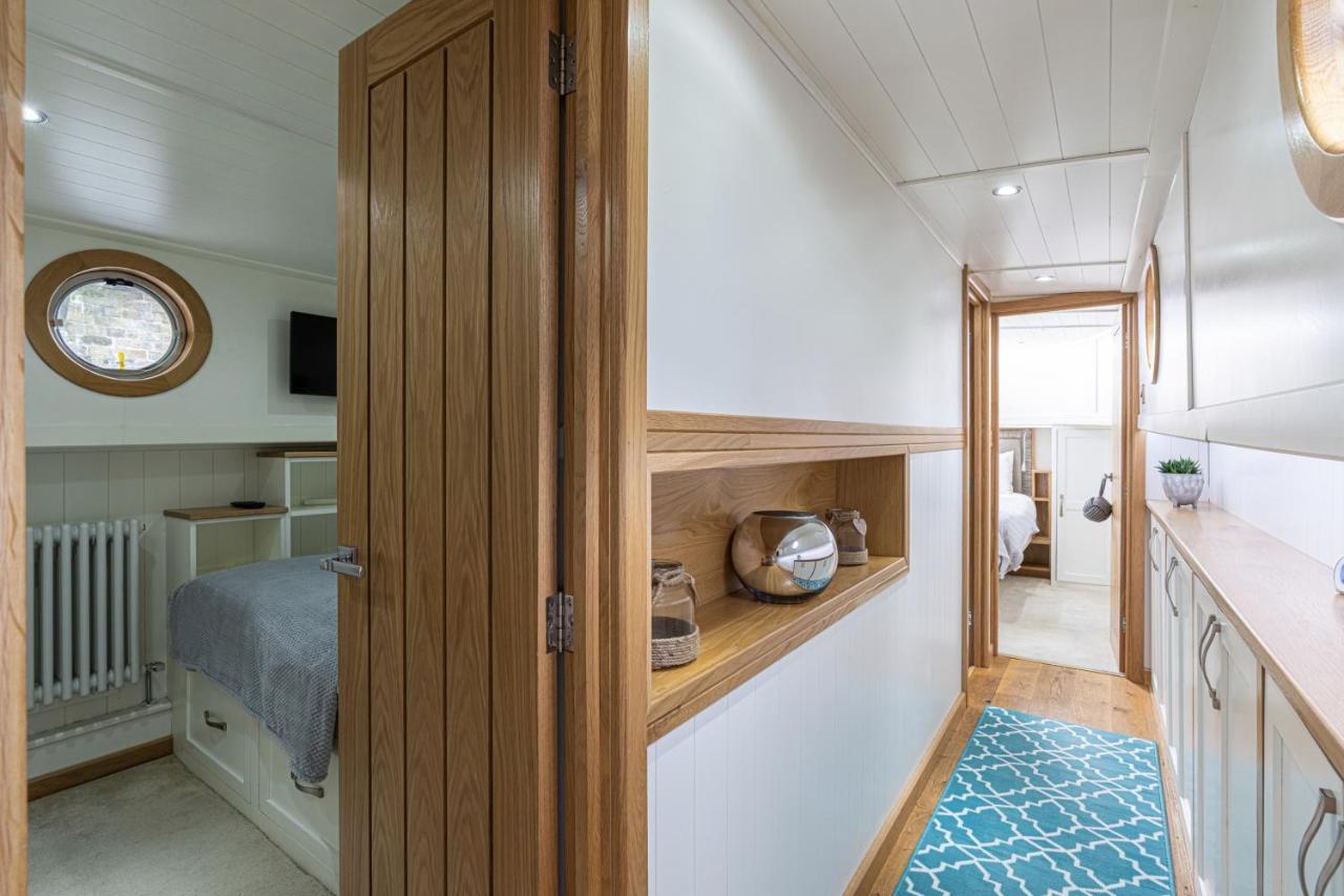 Delightful House Boat On St Katharine Dock * London