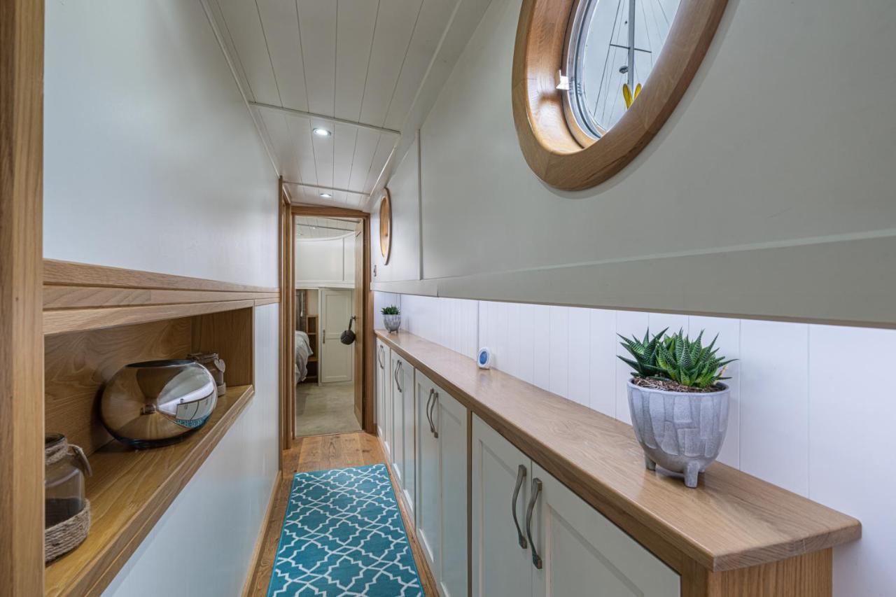 Delightful House Boat On St Katharine Dock * London