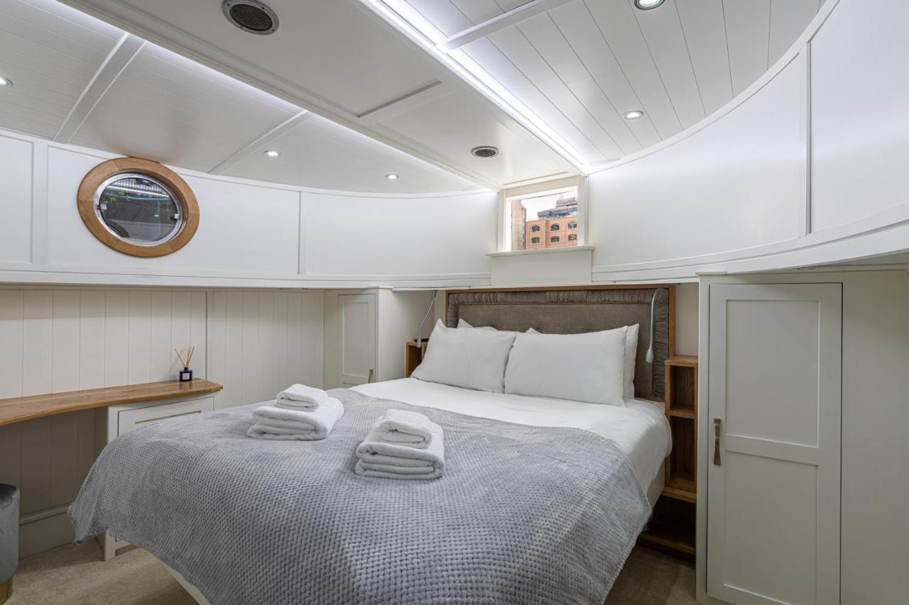 Botel Delightful House Boat On St Katharine Dock London