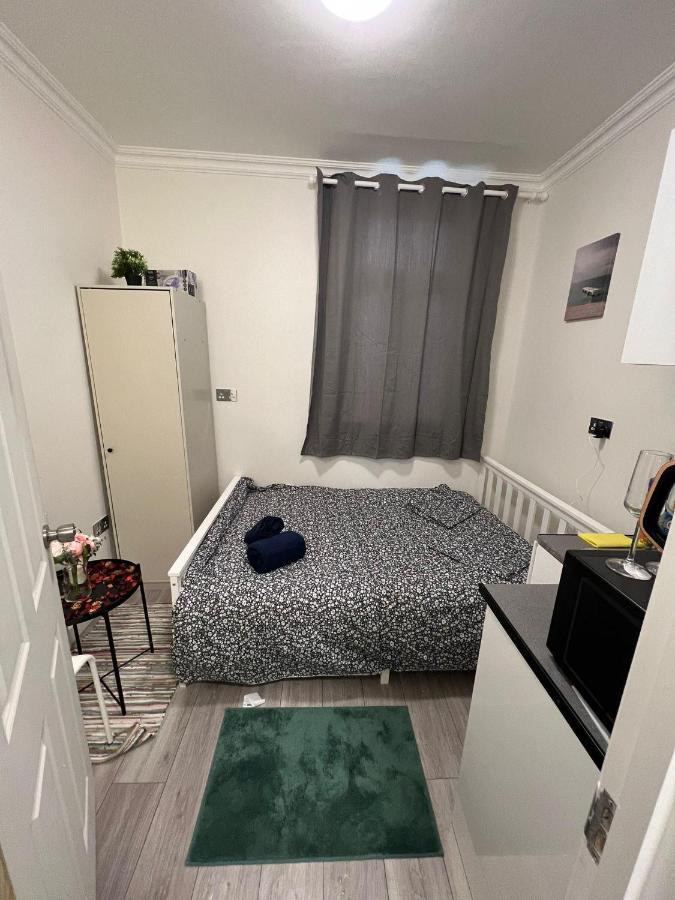Lovely Close To Acton Station Apartment *