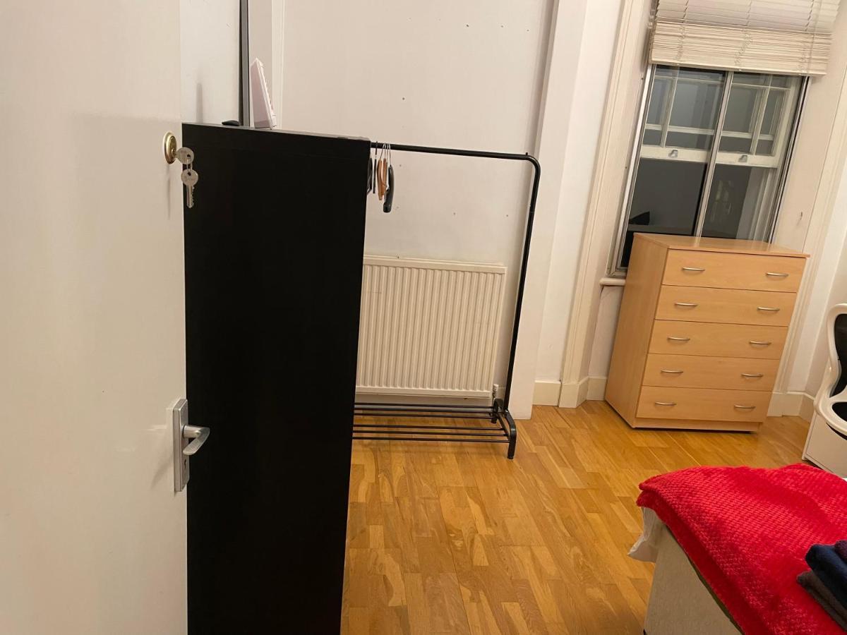 Cozy & Spacious 2 Mins Away From Train Station Accommodatie bij particulieren *