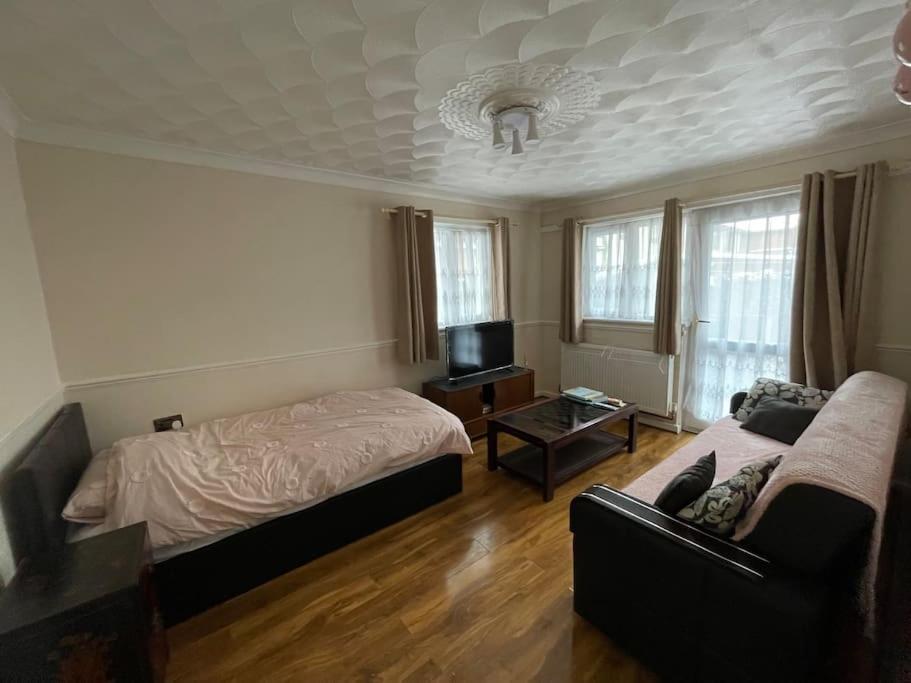 Spacious Bungalow In London, Near Central London, The Excel Centre And The O2, Ideal For Families Ferienhaus