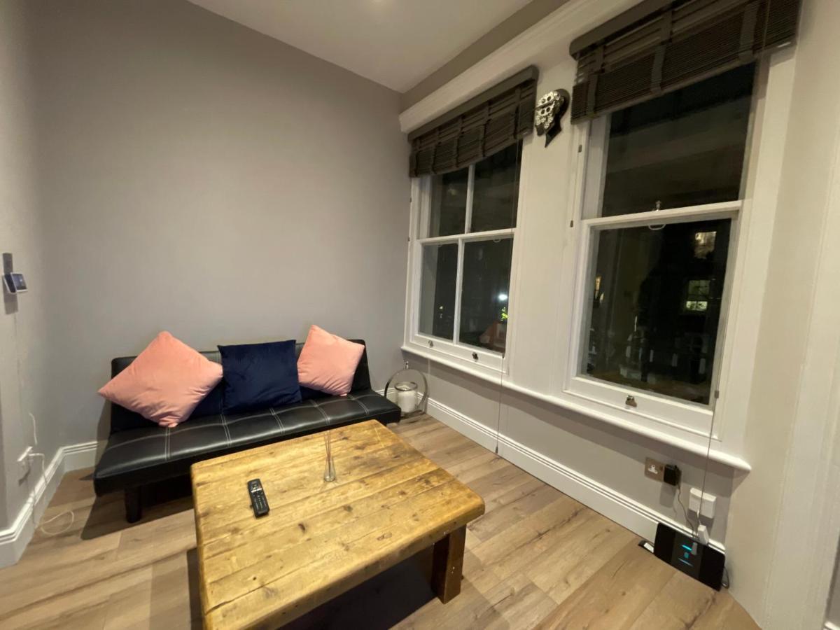Appartement Modern & Elegant Central Two Minutes From Train Station