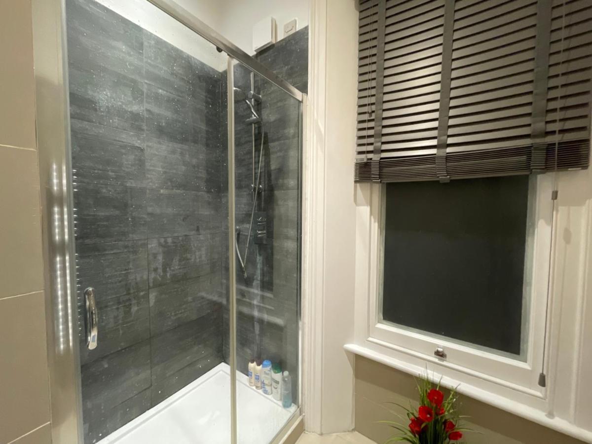Modern & Elegant Central Two Minutes From Train Station Appartement