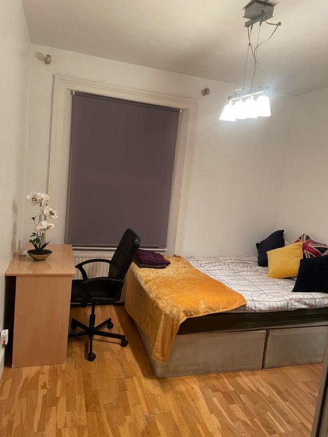 Cozy & Spacious 2 Mins Away From Train Station Londen