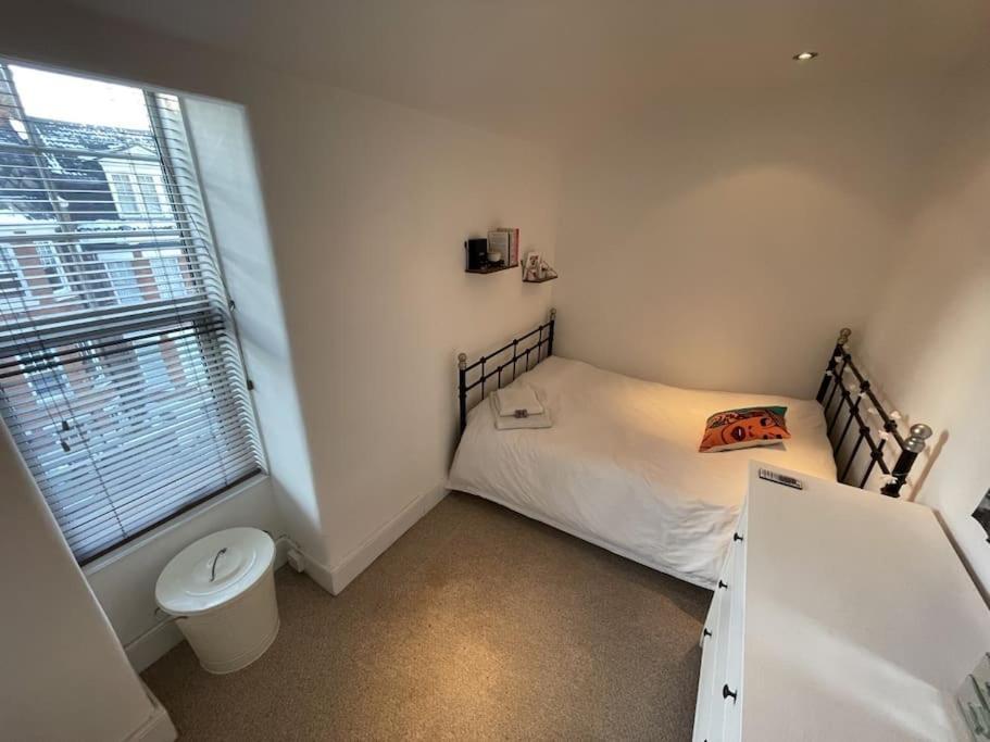 Apartment Spacious Two Bedroom Flat In Prestigious Highgate.