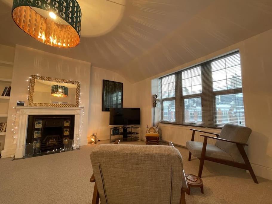 Spacious Two Bedroom Flat In Prestigious Highgate. Apartment