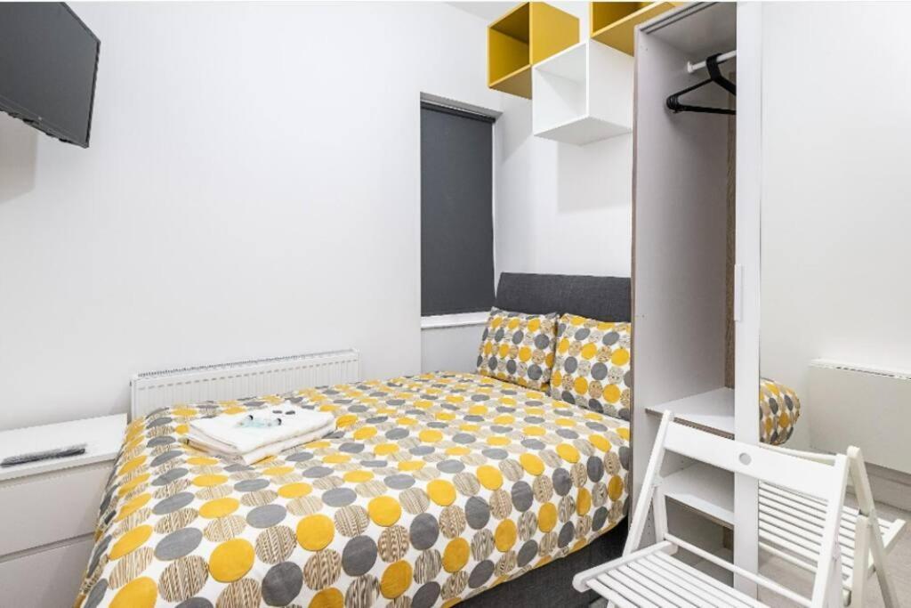 Boutique Modern For Two Near Tube And Bus Stations Apartment