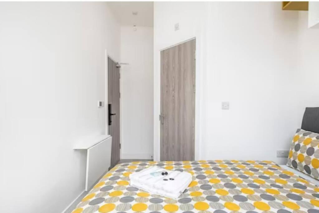 Apartment Boutique Modern For Two Near Tube And Bus Stations London