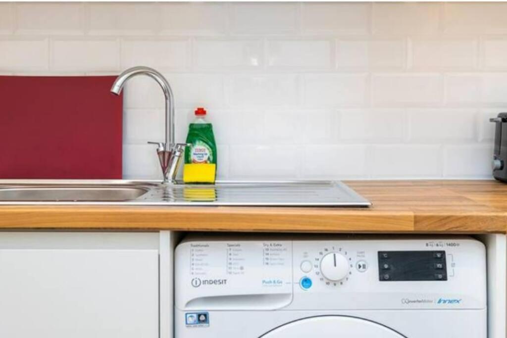 Boutique Modern For Two Near Tube And Bus Stations London