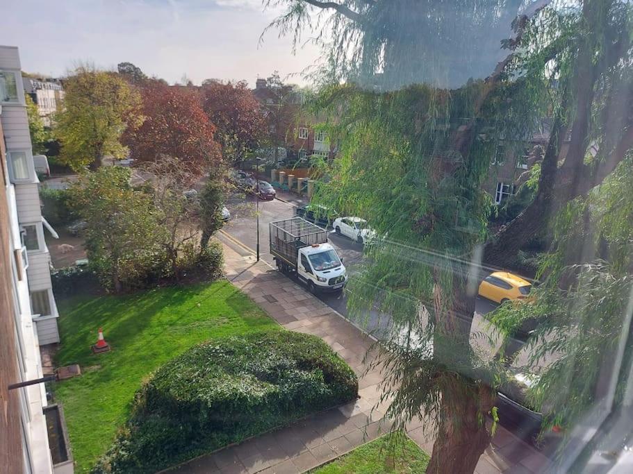 2 Bed Flat, Bounds Green, Piccadilly Line, N11 * Londen
