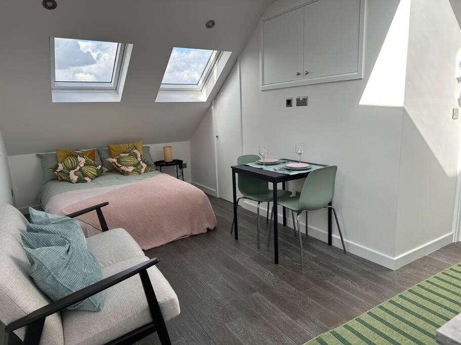 Lovely New Decor Studio - 4 The Southwell London