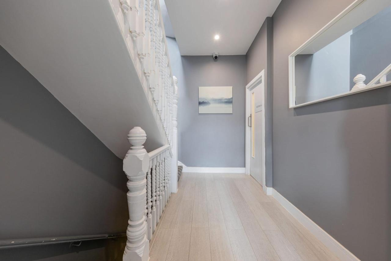 Apartment Boutique Modern For Two Near Tube And Bus Stations London