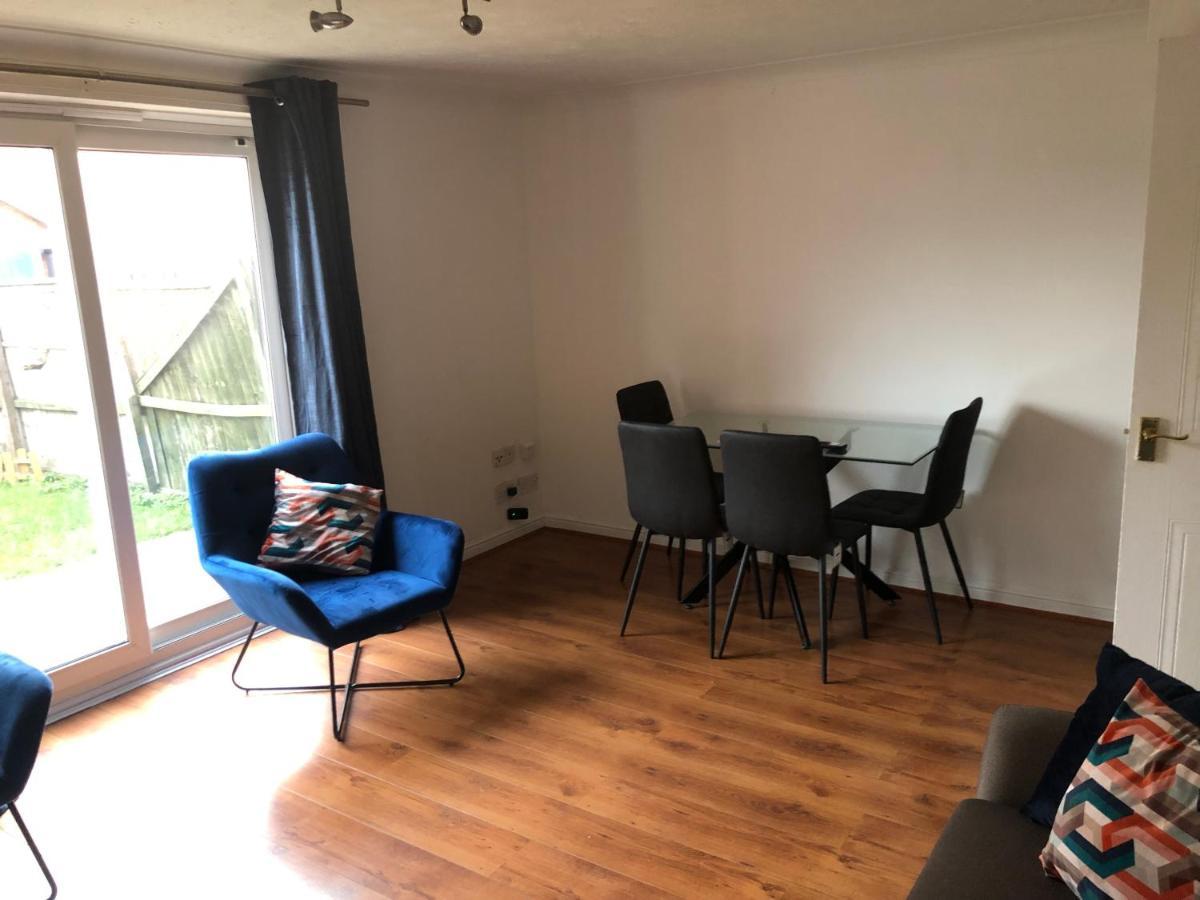 Ferienhaus Lovely 3 Bed Semi Detached House With Off Street Parking Located In A Quiet Close