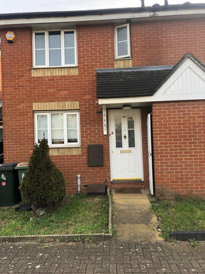 Ferienhaus Lovely 3 Bed Semi Detached House With Off Street Parking Located In A Quiet Close *